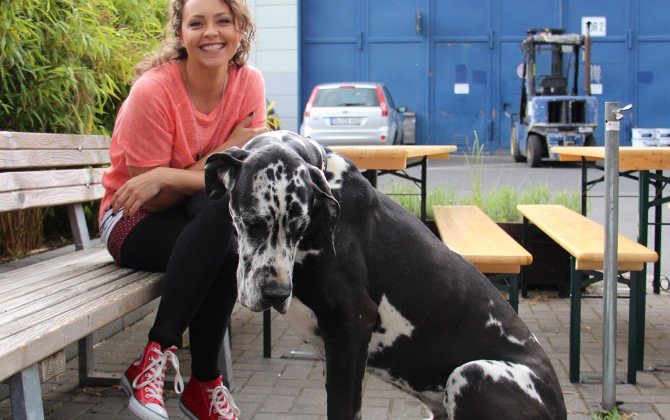 Größter Hund – kleinster Name. Ines Kurenbach zeigt ihren Bo