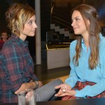 Anni (Linda Marlen Runge, l.) und Jasmin (Janina Uhse) scheinen ihre Meinungsverschiedenheiten vergessen zu können. (Quelle: RTL / Rolf Baumgartner)