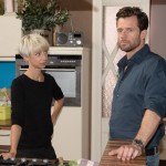 Sina (Valea Katharina Scalabrino) unterdrückt Easy (Lars Steinhöfel) gegenüber ihre Zweifel daran, die gemeinsame Wohnung mit Bambi aufzugeben. (Quelle: RTL / Stefan Behrens)