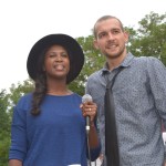 Chris (Eric Stehfest) bekommt bei seiner Aktion für Flüchtlinge prominente Unterstützung von der Tanzshow-Jurorin Motsi Mabuse. (Quelle: RTL / Rolf Baumgartner)