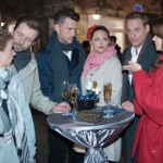 Die Bewohner der Schillerallee feiern gemeinsam ins neue Jahr, doch (v.l.) Ute (Isabell Hertel) und Henning (Benjamin Kiss) bemerken, dass zwischen Malte (Stefan Bockelmann), Caro (Ines Kurenbach), Rufus (Kai Noll) und Britta (Tabea Heynig) wegen der Schüssel weiterhin Eiszeit herrscht. (Quelle: RTL / Stefan Behrens)