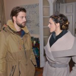 John (Felix von Jascheroff) und Emily (Anne Menden) sind unterschiedlicher Meinung, was Philips Verhalten angeht. (Quelle: RTL / Rolf Baumgartner)