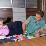 Bambi (Benjamin Heinrich) wird von Amelie abgelenkt, als er eine wichtige Bestellung für die Werkstatt in Auftrag geben will. (RTL / Stefan Behrens)