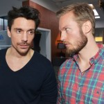 David (Philipp Christopher, l.) und Tommy (Marc Bluhm) formieren sich gegen Katrin. (Quelle: RTL / Rolf Baumgartner)