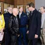 Während Christoph (Lars Korten, 2.v.r.) sich mit Johann (Holger Christian Gotha, r.) unterhält, kommt Jenny (Kaja Schmidt-Tychsen, l.) mit LKA-Kommissar Tanner (Carsten Scheele, 3.v.l.) und zwei Beamten (Komparsen) mit einem Haftbefehl gegen Christoph in das Büro... (Quelle: RTL / Willi Weber)