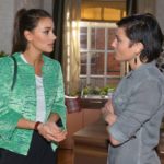 Anni (Linda Marlen Runge, r.) muss sich nach ihrer Auskunftsverweigerung Vorwürfe von Jasmin (Janina Uhse) machen lassen: Ist sie wirklich bereit, Katrin unschuldig ins Gefängnis gehen zu lassen? (Quelle: RTL / Rolf Baumgartner)