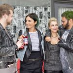 Anni (Linda Marlen Runge, 2.v.l.) freut sich, dass sie mit Hilfe von Jonas (Felix van Deventer), Lilly (Iris Mareike Steen) und Tuner (Thomas Drechsel) einen Ausweg aus dem teuren Mietvertrag findet. (Quelle: RTL / Rolf Baumgartner)