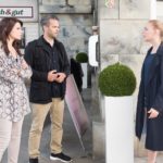 Nachdem ihre Entscheidung, die Schillerallee zu verlassen, gefallen ist, hält Fiona (Olivia Burkhart, r.) mit ihrer Meinung nicht mehr hinterm Berg und macht u.a. Britta (Tabea Heynig) und Till (Ben Ruedinger) eine harsche Ansage. (Quelle: RTL / Stefan Behrens)