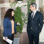 Benedikt (Jens Hajek) gerät unter Druck, als Kommissarin Özer (Sermin Kayik) ihn verdächtigt, eine Affäre mit Fiona gehabt zu haben. (Quelle: Foto: RTL / Stefan Behrens)