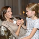 Katrin (Ulrike Frank, l.) erklärt Johanna, wie sie sich vor der Presse verhalten sollte. (Quelle: RTL / Rolf Baumgartner)