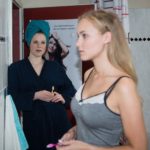 Elli (Nora Koppen, l.) wird durch KayC (Pauline Angert) auf eine Idee gebracht, wie sie Pacos Geburtstag doch noch retten kann. (Quelle: RTL / Stefan Behrens)