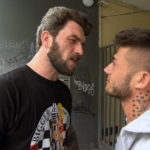 Alex (li.) bekommt morgens von Rafa die Info, dass Marek (re.) gerade vor dem Loft rumlungert. (Quelle: RTL 2)