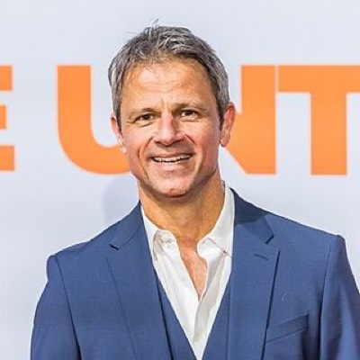 Jens Hajek spielt Benedikt Huber