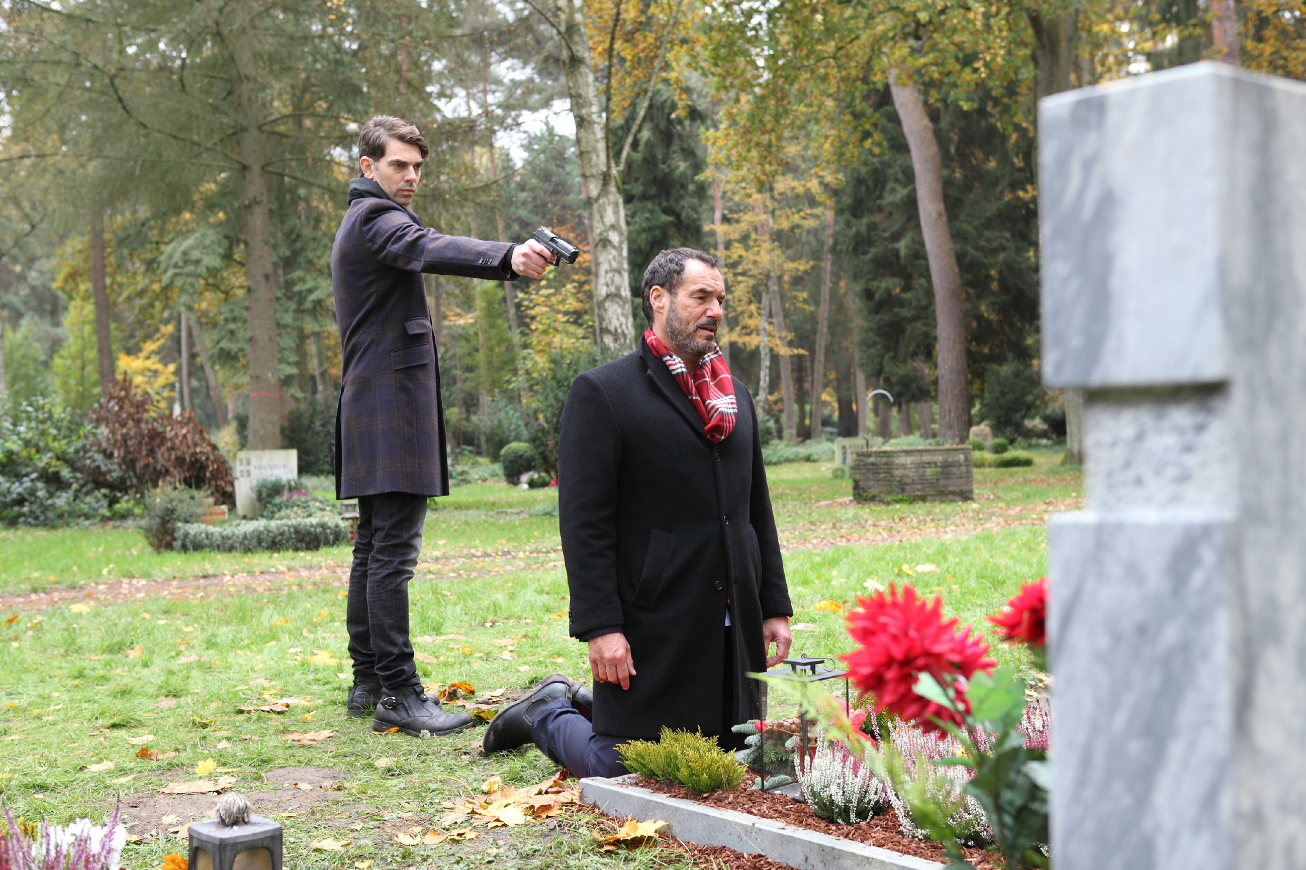Veit (Carsten Clemens, l.) hat Richard (Silvan-Pierre Leirich) gezwungen, mit ihm an Emmas Grab zu gehen, um dort seine Rache endlich zu vollenden... (Quelle: RTL / Frank W. Hempel)