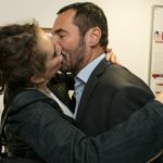Im Überschwang der Gefühle über die bestandene MPU überfällt Carmen (Heike Warmuth) Richard (Silvan-Pierre Leirich) mit einem Kuss.. (Quelle:RTL / Kai Schulz)