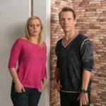 Lena (Juliette Greco) ist im Gefühlschaos und verschweigt Patrick (Jan Andres) überfordert, dass Marian die Scheidung einreicht. (Quelle: RTL / Kai Schulz)