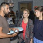 Mesut (Mustafa Alin) schämt sich in Grund und Boden, als Maja (Anne Catrin Märzke) und Elena (Elena Garcia Gerlach) von dem "Idiotentest" erfahren. (Quelle: RTL / Rolf Baumgartner)