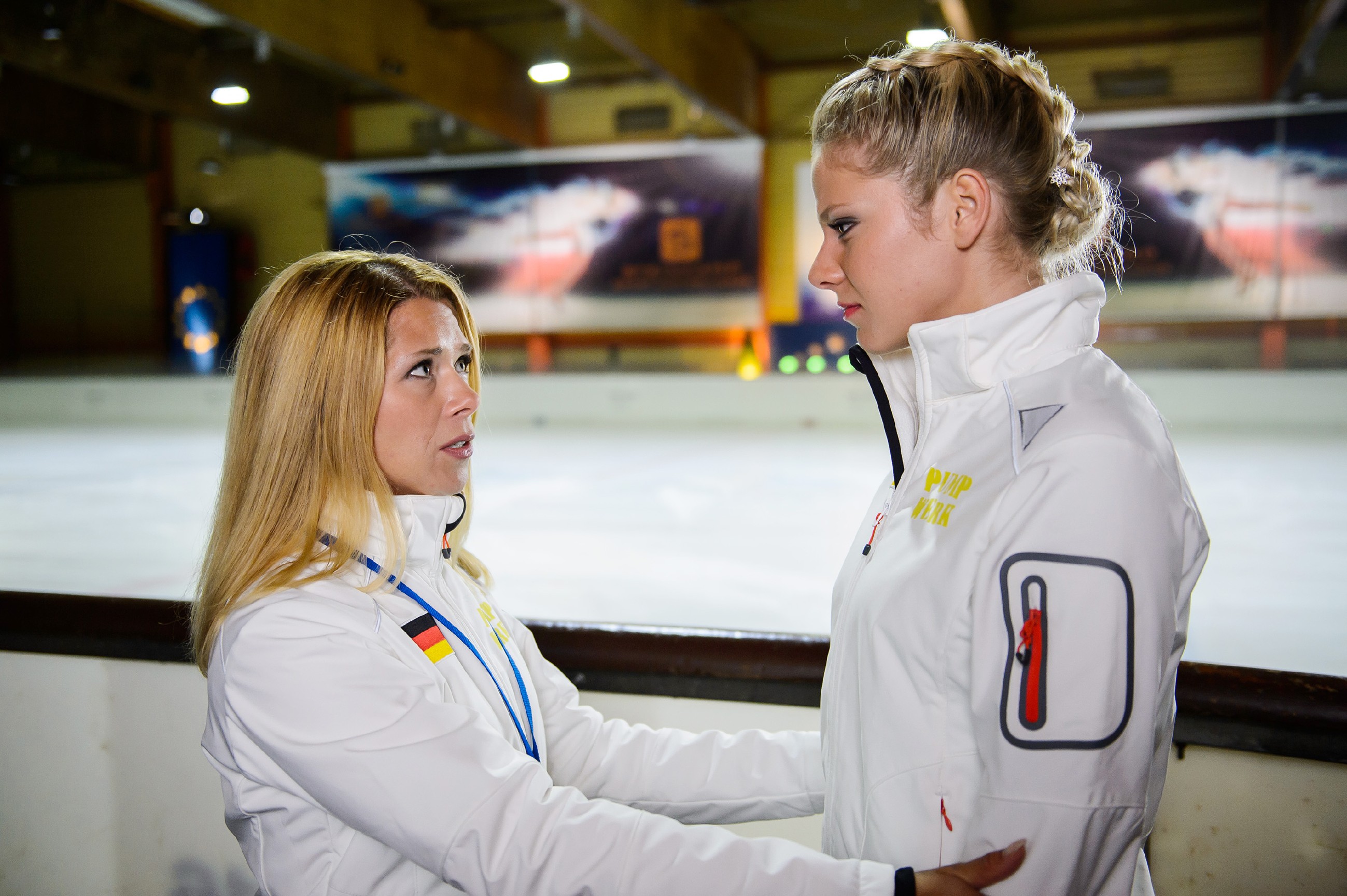 Diana (Tanja Szewczenko, l.) befürchtet, dass Maries (Cheyenne Pahde) schlechte Stimmung Auswirkungen auf ihren Lauf haben könnte. (Quelle: RTL / Willi Weber)