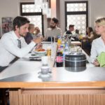 Ute (Isabell Hertel) wollte eigentlich nur ein bisschen im Schiller arbeiten und landet unverhofft in einem Flirt mit dem attraktiven Harald (René Geisler). (Quelle: RTL / Stefan Behrens)