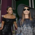 Jasmin (Janina Uhse), l.) und Emily (Anne Menden) sind fassungslos, dass sie beim Fashion-Award disqualifiziert wurden.