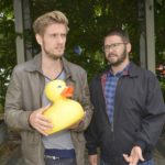 Philip (Jörn Schlönvoigt, l.) und Tuner (Thomas Drechsel) fragen sich, was ist mit der scheinbar harmlosen Plastikente auf sich hat. (Quelle: RTL / Rolf Baumgartner)