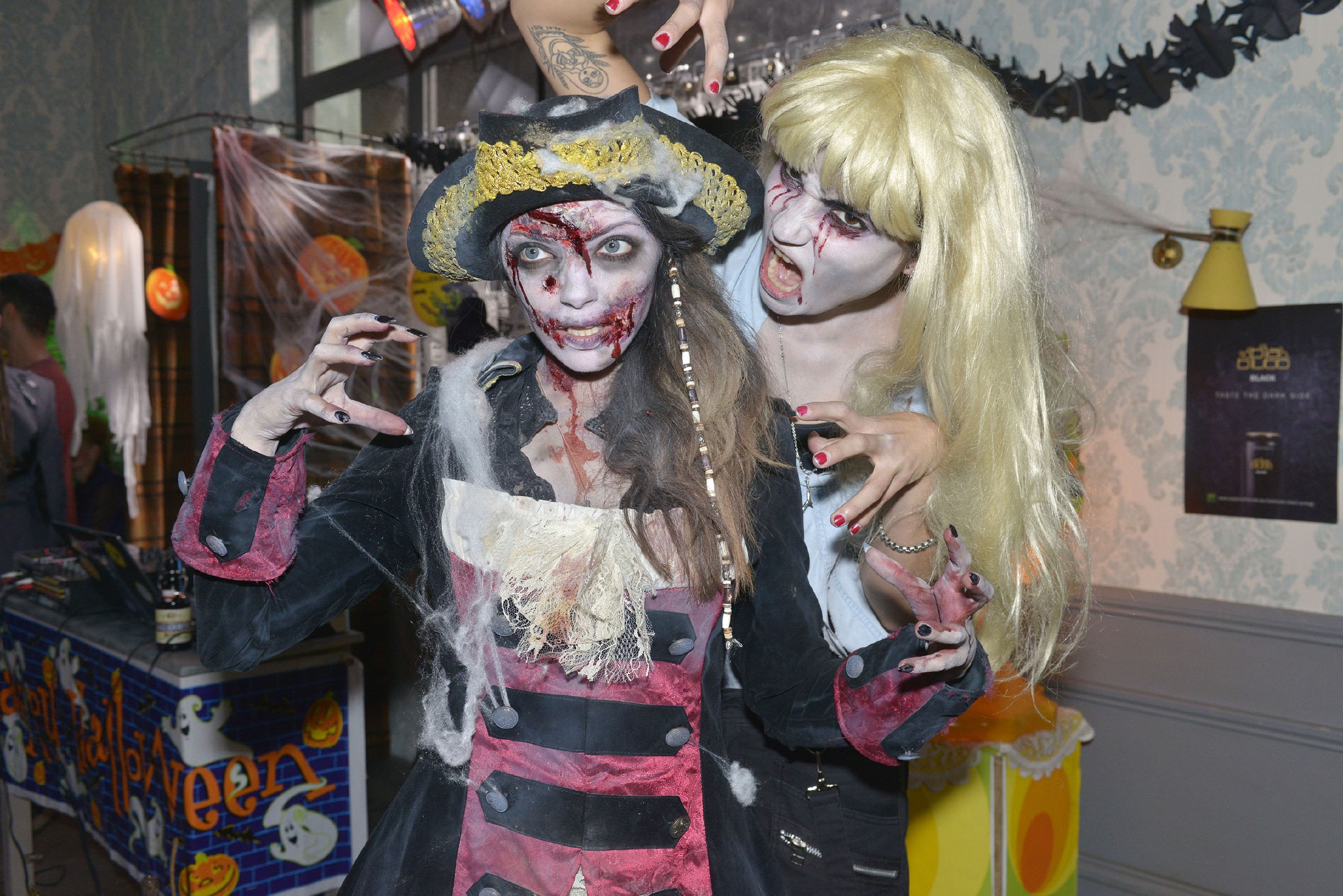 Emily (Anne Menden, l.) und Anni (Linda Marlen Runge) haben sich gruselig-morbide kostümiert und amüsieren sich auf einer Halloweenparty. (Quelle: RTL / Rolf Baumgartner)