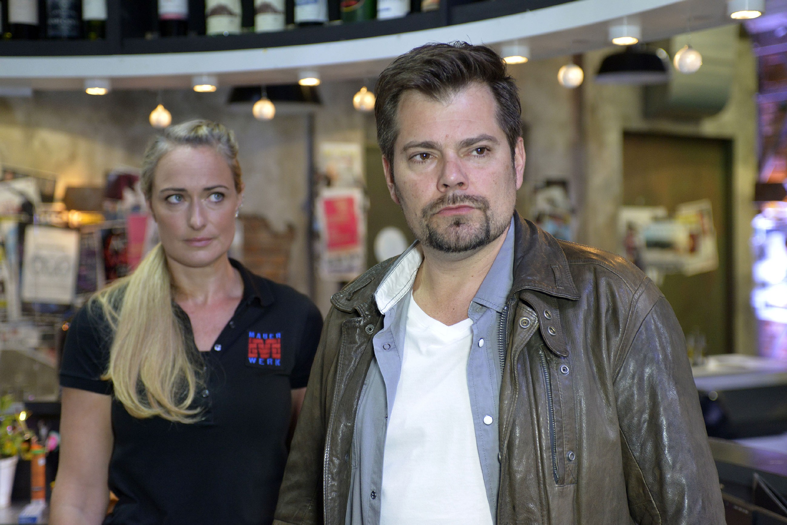 Maren (Eva Mona Rodekirchen) glaubt, dass Leon (Daniel Fehlow) eine gewisse Mitschuld an seinen Problemen mit Sophie hat. (Quelle: RTL / Rolf Baumgartner)