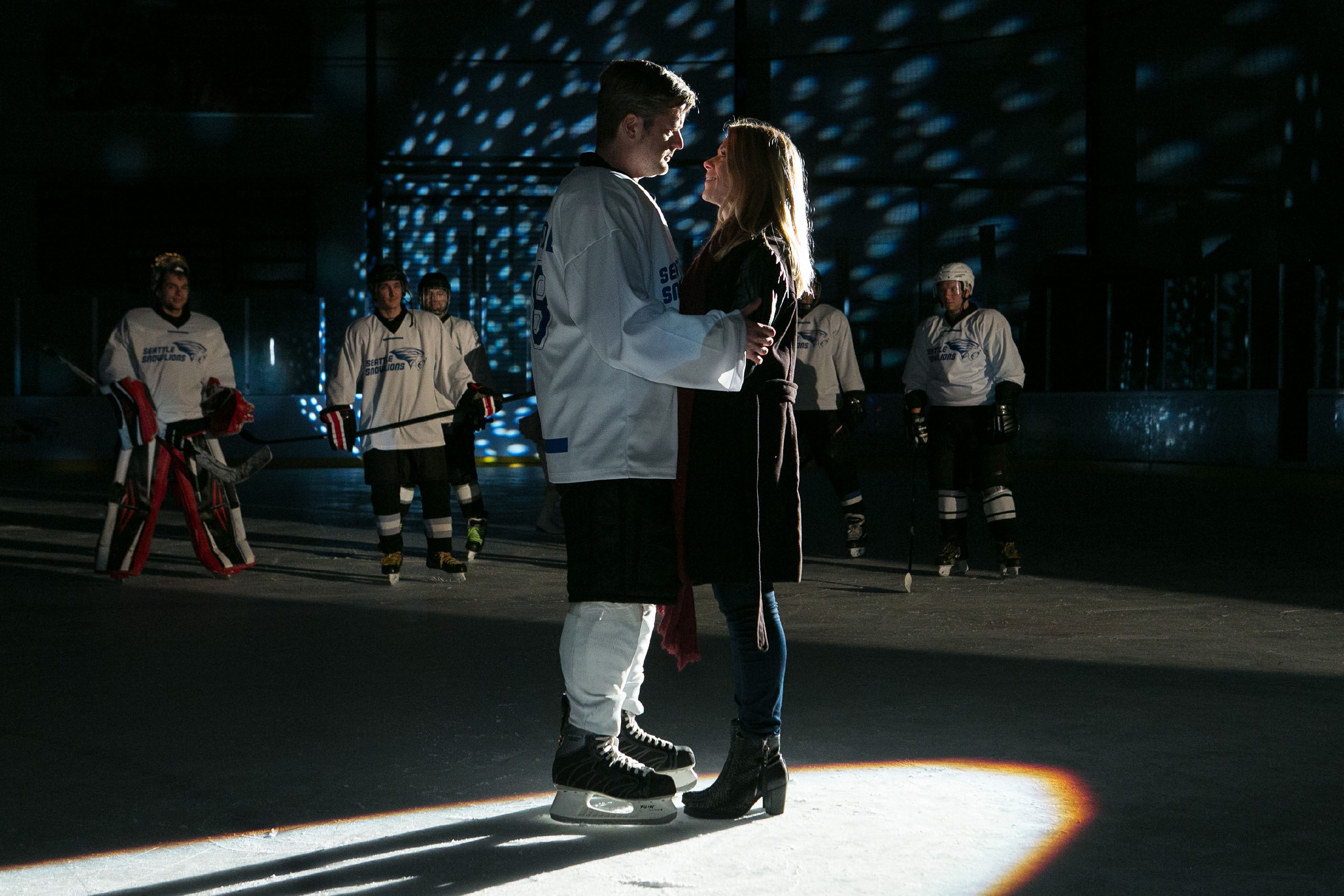 Diana (Tanja Szewczenko) und Ingo (André Dietz) erleben ihre ganz persönliche "American Love Story" auf dem Eis und sind endlich vereint... (Quelle: RTL / Kai Schulz)