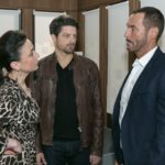 Richards (Silvan-Pierre Leirich, r.) Misstrauen wird geweckt, als ihm auffällt, wie vertraulich Vincent (Daniel Buder) die Nähe von Simone (Tatjana Clasing) sucht. (Quelle: RTL / Kai Schulz)