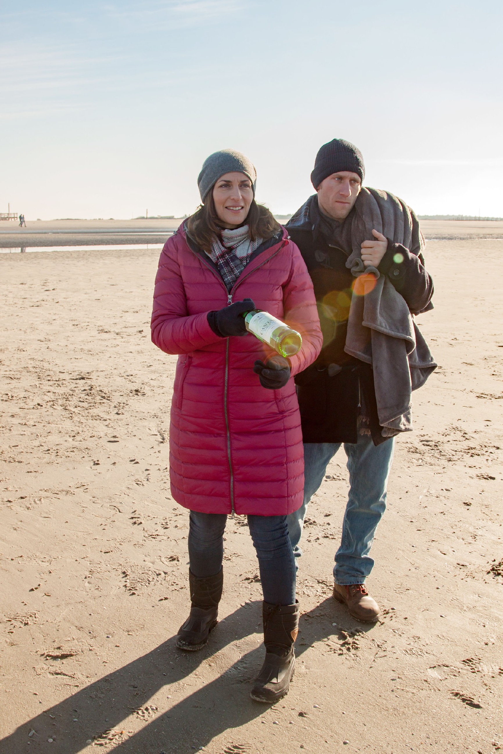 Katrin (Ulrike Frank) und Till (Merlin Leonhardt) genießen die gemeinsame Zeit am Meer und finden am Strand eine alte Flaschenpost.(Quelle: RTL / Benjamin Kampehl)