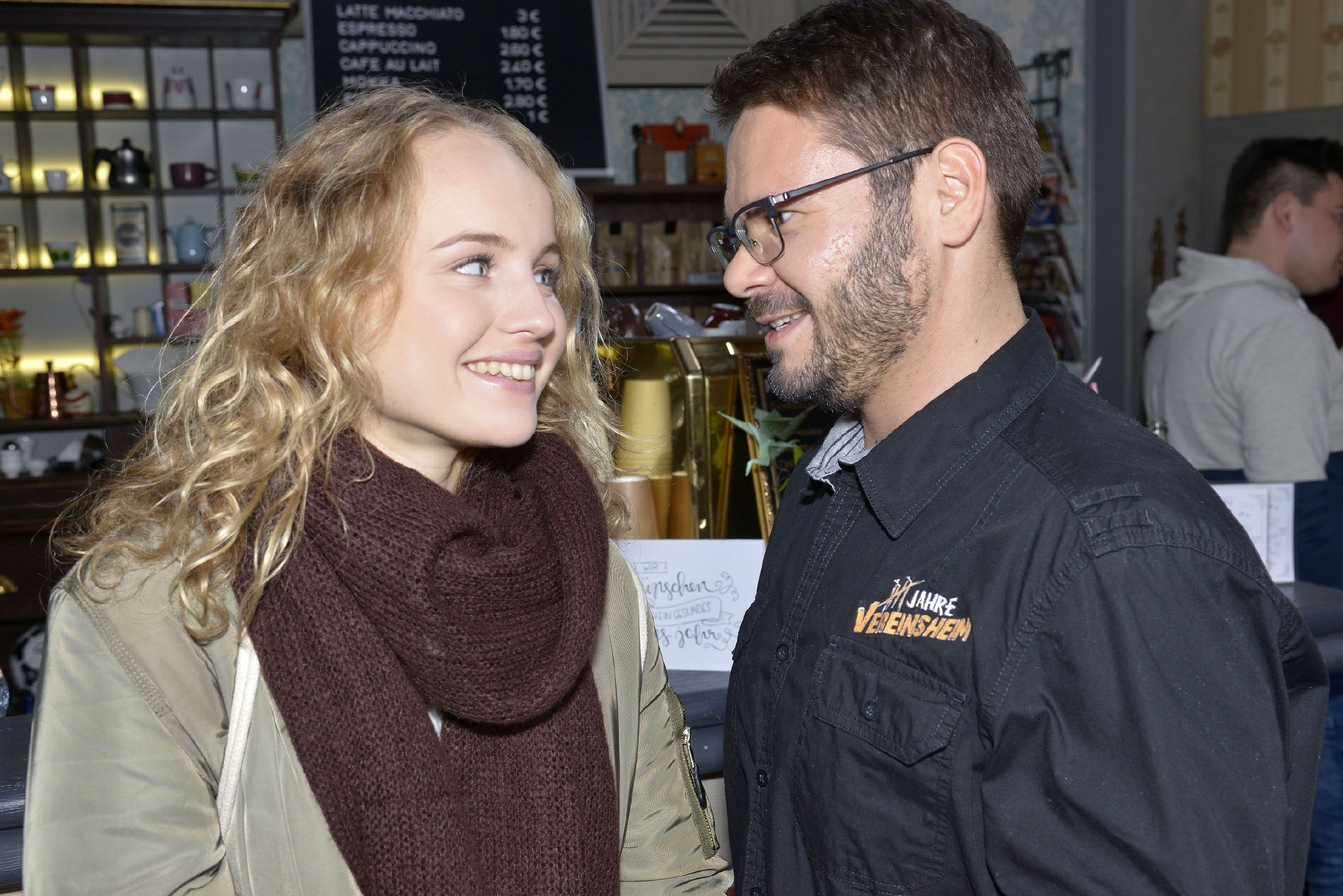 Tuner (Thomas Drechsel) traut sich nicht, Jule (Luise von Finckh) um ein Date zu bitten, doch Jule hat da weniger Skrupel und fragt ihn unkompliziert, ob er mit ihr ins Mauerwerk geht.